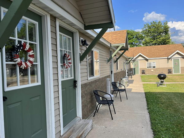 CJs UP North Inn (Browns Motel) - Web Listing (newer photo)